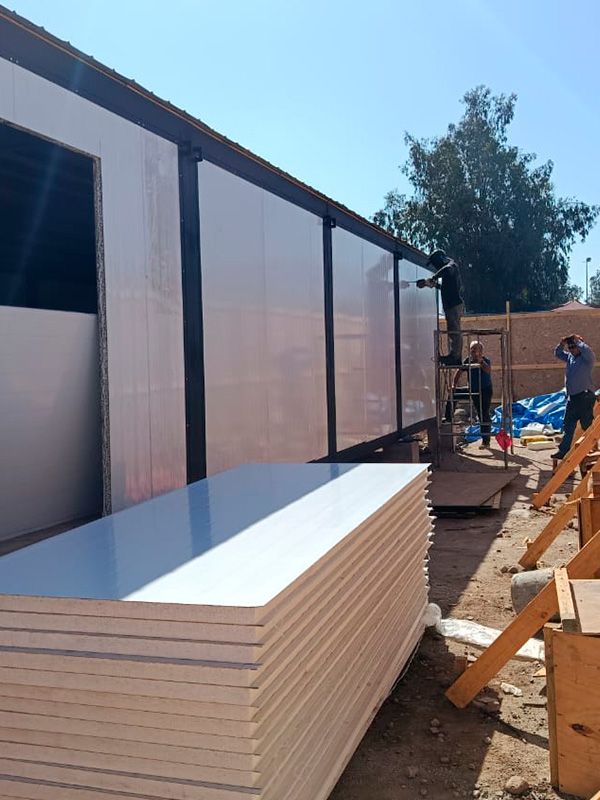Detalle de la instalación de paneles aislados en el complejo deportivo